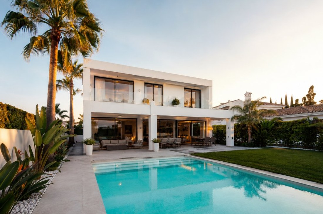 Chalet unifamiliar moderno en la urbanización Vilafortuny de Cambrils con piscina privada de agua turquesa al atardecer
