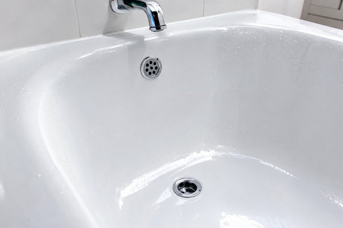 Bañera de hierro fundido reesmaltada con epoxi blanco satinado tras el tratamiento in situ en un baño del Eixample tarraconense