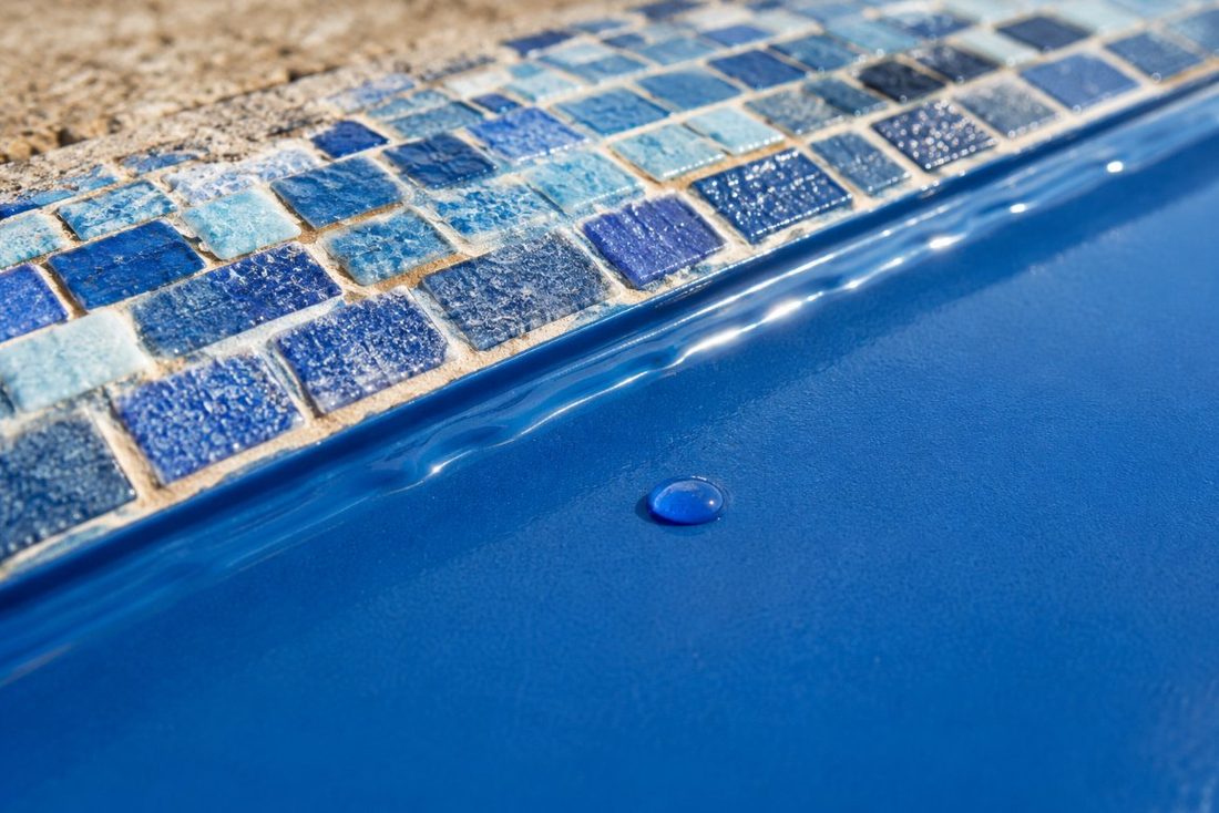 Detalle del encuentro entre mosaico y vaso pintado con epoxi sumergible, con gota de agua sobre el acabado